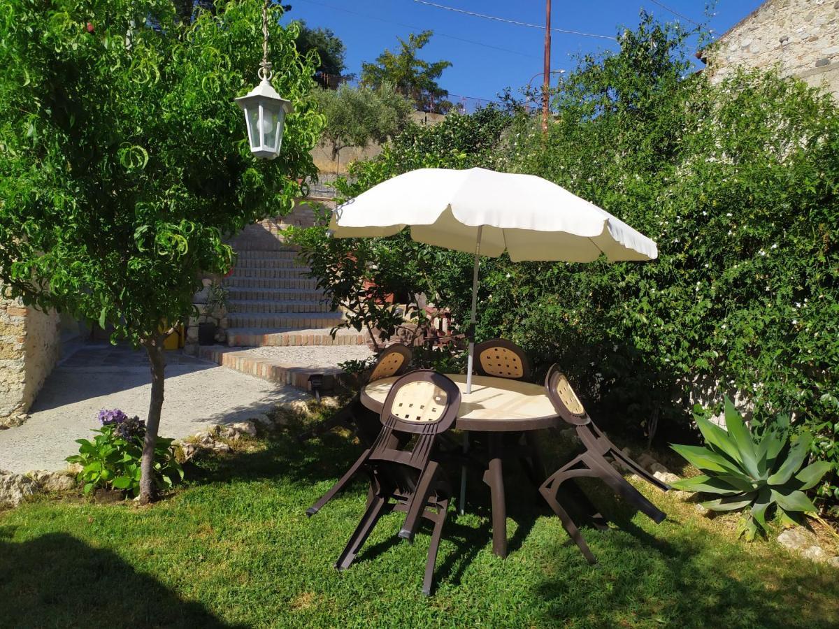 Il Giardino Dei Semplici B&B Caulonia ภายนอก รูปภาพ